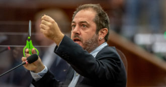 Copertina di Regionali Lombardia, il consigliere di +Europa sfida il veto del partito e si siede tra i banchi del M5s. Ma da Roma lo gelano: “Mai con loro”