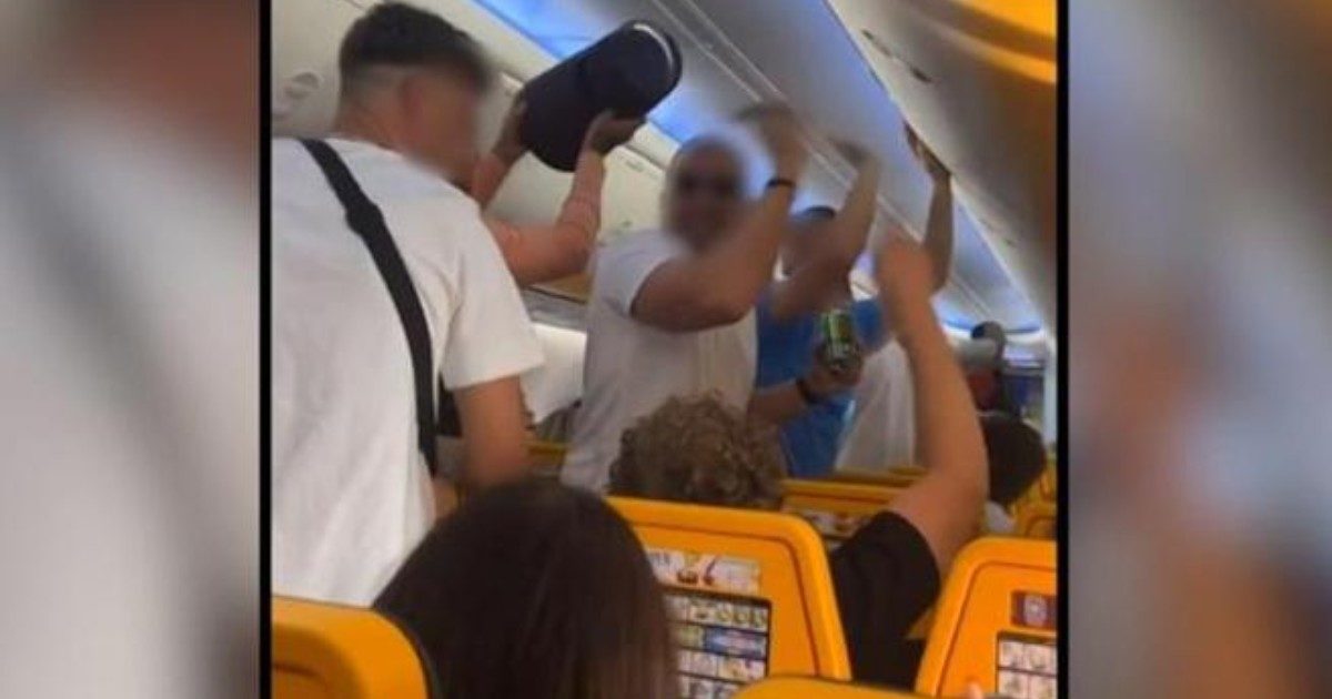 Ubriachi seminano il panico su un volo Ryanair da Edimburgo a Ibiza: “Picchiavano le persone e ti urlavano in faccia”