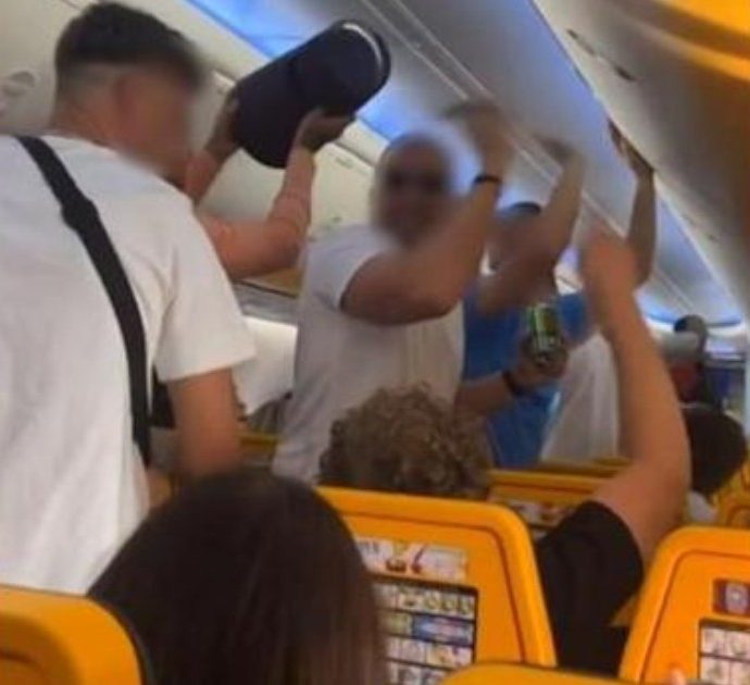 Ubriachi seminano il panico su un volo Ryanair da Edimburgo a Ibiza: “Picchiavano le persone e ti urlavano in faccia”