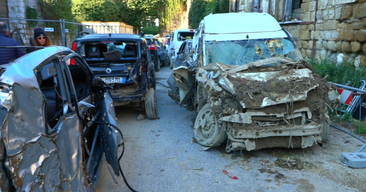 Ischia, il “cimitero” delle auto a Casamicciola: decine di carcasse recuperate dopo la frana – Video