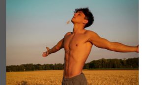 Copertina di Samuele Cunto, star di OnlyFans: “Non sono gay, ma giro video per uomini: così in un mese ho guadagnato 21 mila dollari”