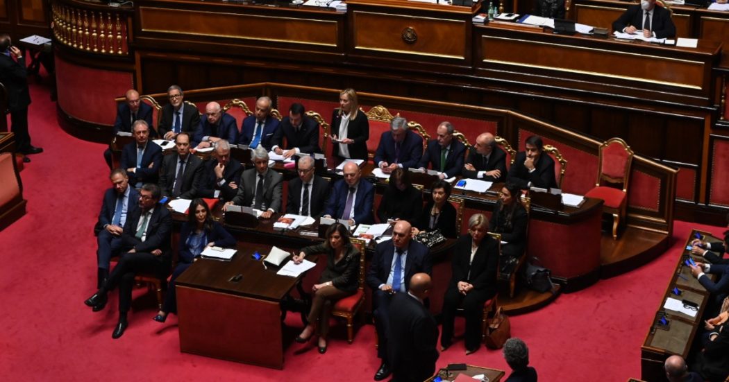 La maggioranza litiga su soldi e poltrone: più fondi per i ministeri. M5s: “Aumento per staff Valditara finanziato coi tagli alla didattica”