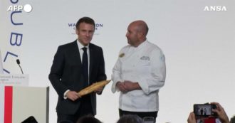 Copertina di La baguette francese è patrimonio dell’Umanità, l’elogio di Macron: “È qualcosa di inimitabile…” – Video