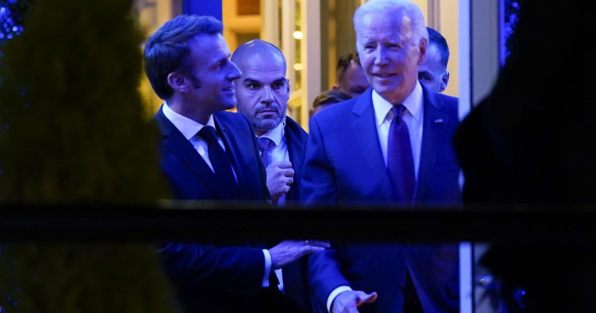 Dopo l’attacco di Macron, Biden twitta la foto al ristorante italiano: “Diamo il benvenuto ad alcuni amici”