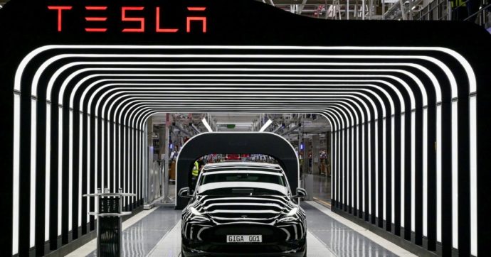 Copertina di La Tesla viaggia forte come una Porsche: pochi veicoli, ma buoni