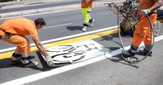Copertina di Legge di Bilancio, beffa per chi va in bicicletta: il governo Meloni ha tagliato i 94 milioni destinati alla realizzazione di piste ciclabili