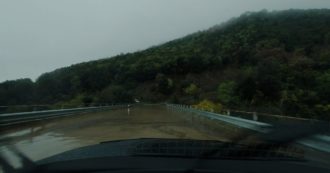 Copertina di Cambiamenti climatici, allagamenti nel Cosentino: la strada diventa un fiume di fango. E a Destro cede una parte di strada – Video