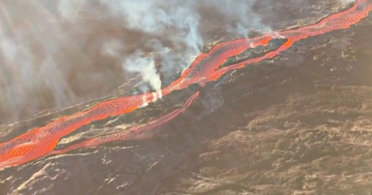L’eruzione da vicino del più grande vulcano al mondo: le immagini spettacolari del Mauna Loa in attività – Video