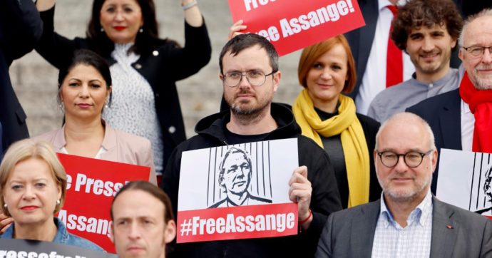 Copertina di Gabriel Shipton: “Mio fratello Assange trattato da demonio. E il mio film adesso fa paura”