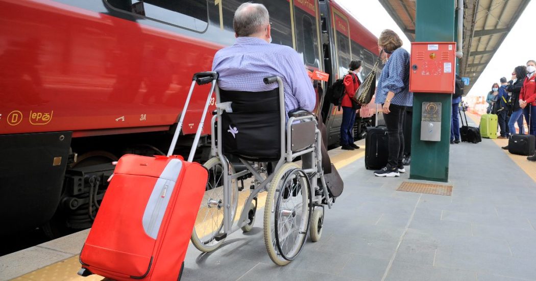 Disabilità, gli ostacoli alla mobilità: il caso di Roma. “Metro da incubo per chi non cammina, spesso senza montascale e con ascensori rotti”