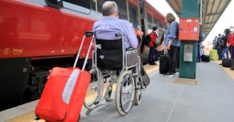 Disabilità, gli ostacoli alla mobilità: il caso di Roma. “Metro da incubo per chi non cammina, spesso senza montascale e con ascensori rotti”