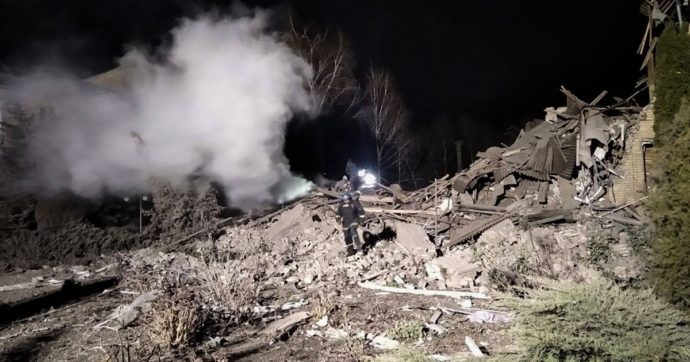 Ucraina, la diretta – Bbc: “La Russia sta costruendo una base militare a Mariupol”. Kiev: “Bombardata tutta la notte l’area della centrale di Zaporizhzhia”