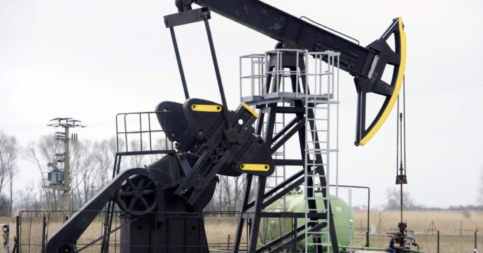 Domani il blocco al petrolio russo: ecco le 100 navi fantasma di Putin