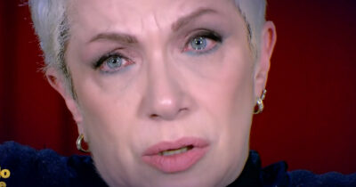 Copertina di “Dopo una Tac ho scoperto di avere di nuovo il cancro, questa volta ai polmoni. Papà Lino mi tempesta di telefonate, è un po’ apprensivo”: lo rivela Rosanna Banfi