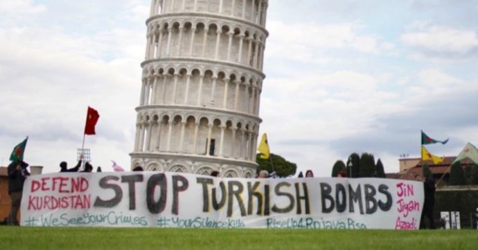 Pisa, la protesta degli studenti contro i contratti tra università e Leonardo: “No a rapporti con chi arma l’esercito turco contro i curdi”