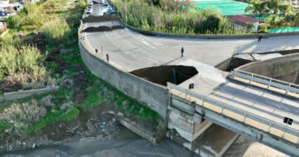 Copertina di Alluvione nel Messinese, si apre una voragine sul ponte di Terme Vigliatore: crolla il muro di contenimento – Video