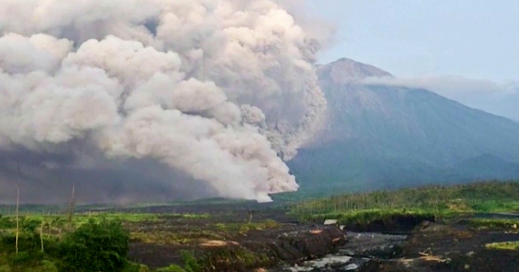 Indonesia, erutta il vulcano del Monte Semeru: centinaia di evacuati – Video