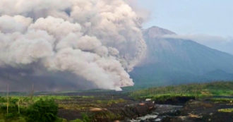 Copertina di Indonesia, erutta il vulcano del Monte Semeru: centinaia di evacuati – Video