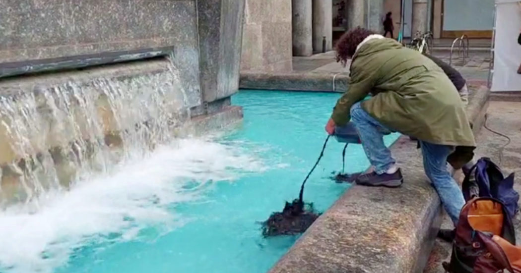 Torino, attivisti per il clima versano liquido nero nelle fontane di piazza Cln: “I nostri fiumi stanno morendo” – Video