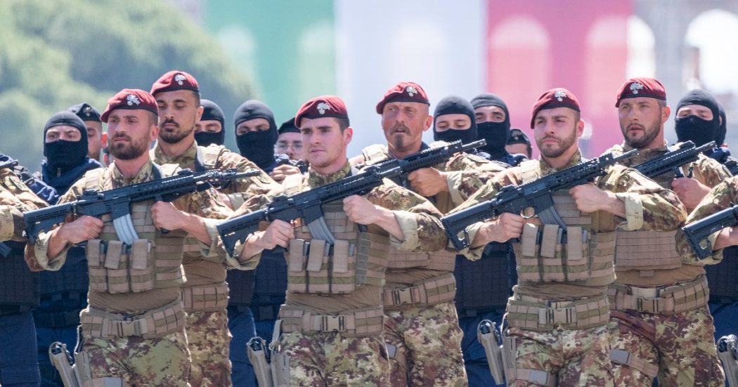 Cambia governo, ma la spesa militare continua a crescere: “800 milioni di euro in più per la Difesa nel 2023, il totale sale a 26,5 miliardi”