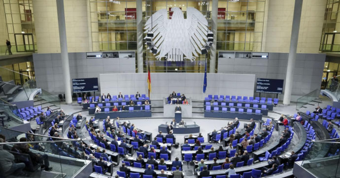 La Germania apre le porte all’immigrazione di manodopera qualificata. Il parlamento tedesco approva la prima parte della riforma
