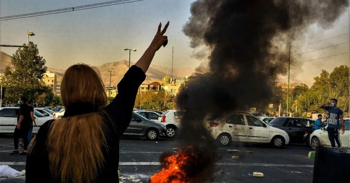 L’Iran abolisce la polizia morale dopo oltre due mesi di proteste. Media: “Al lavoro per togliere l’obbligo del velo”