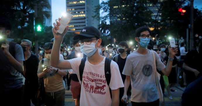Cina, la sociologa Chan: “Libretto rosso addio, l’operaio lotta grazie al cellulare”