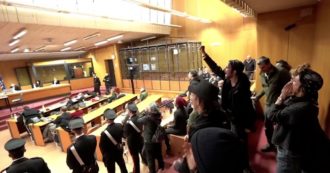 Copertina di Processo Cospito a Torino, anarchici in tribunale a Torino urlano “libertà, libertà”: giudice li fa allontanare