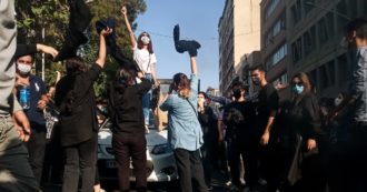 Iran, la polizia morale è sparita dalle strade già da mesi: ma quella che è diventata una ‘prassi’ difficilmente si trasformerà in legge