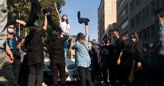La gioventù iraniana, nuova e coraggiosa, lotta per la libertà. Gli occidentali guardano distratti