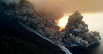 Copertina di Il vulcano Stromboli riprende l’attività e provoca un maremoto: onda alta un metro e mezzo e densa nube di fumo. Le impressionanti immagini