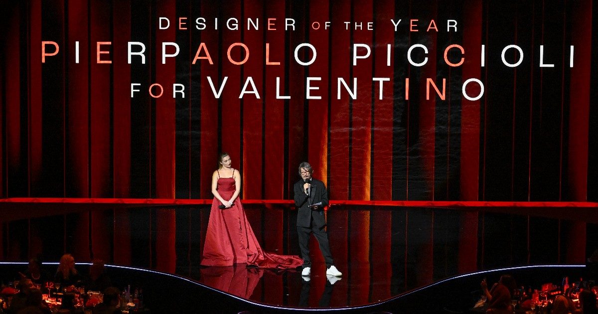 Pierpaolo Piccioli è lo stilista dell’anno: il direttore creativo di Valentino premiato dal British Fashion Council con “l’Oscar della Moda”