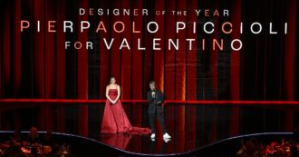 Copertina di Pierpaolo Piccioli è lo stilista dell’anno: il direttore creativo di Valentino premiato dal British Fashion Council con “l’Oscar della Moda”