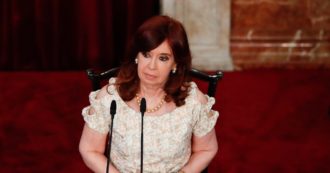 Copertina di La vicepresidente argentina Cristina Kirchner condannata a 6 anni per corruzione: “Ha preso tangenti per appalti in Patagonia”