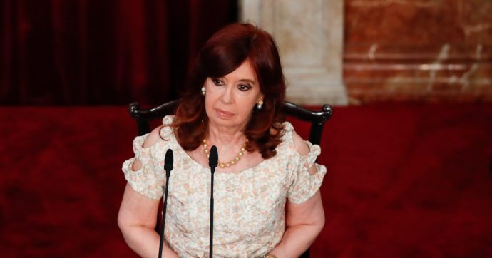 La vicepresidente argentina Cristina Kirchner condannata a 6 anni per corruzione: “Ha preso tangenti per appalti in Patagonia”