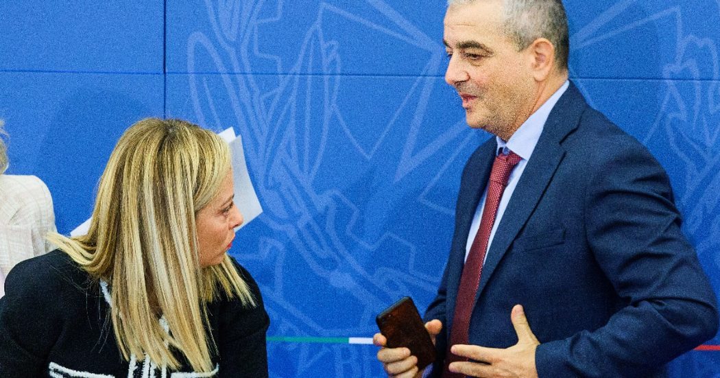 Manovra, l’uso del contante non aiuta l’economia. Con buona pace di Fazzolari