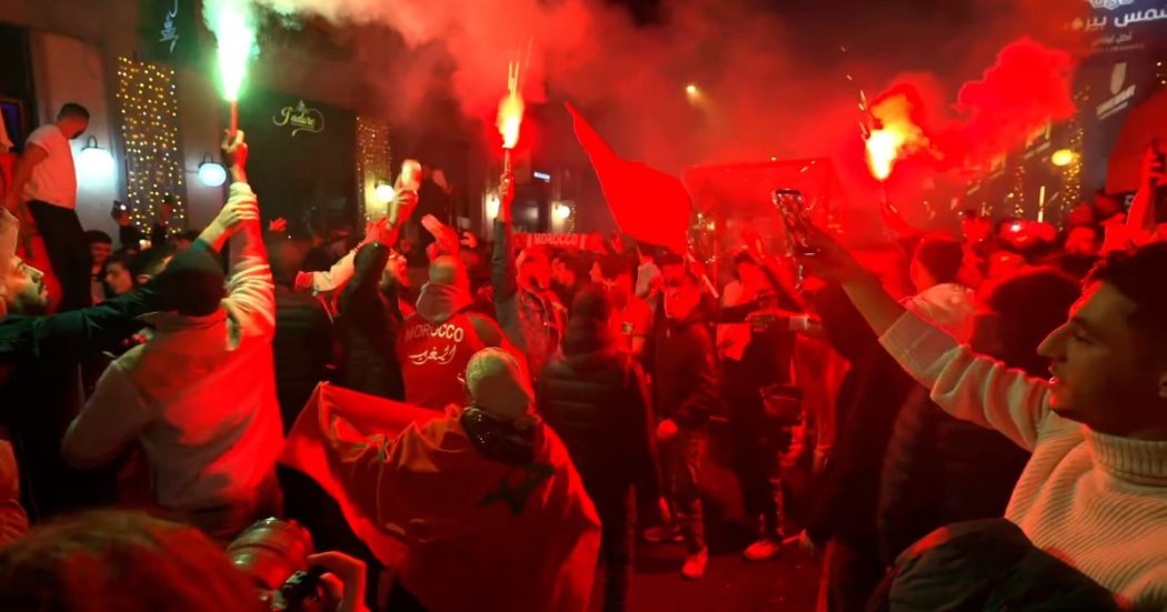 Mondiali, cori e bandiere: in centro a Milano l’esultanza dei tifosi dopo la vittoria del Marocco contro la Spagna – Video