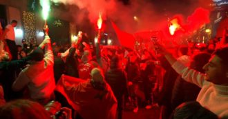 Copertina di Mondiali, cori e bandiere: in centro a Milano l’esultanza dei tifosi dopo la vittoria del Marocco contro la Spagna – Video