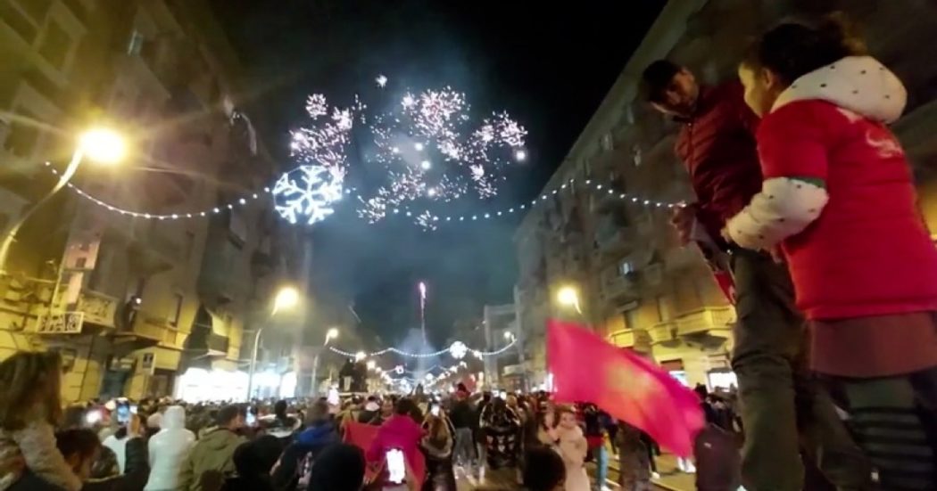 Mondiali, in centinaia esultano a Torino per la vittoria del Marocco sulla Spagna. Fuochi d’artificio, balli e bandiere: i festeggiamenti