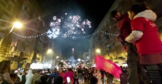 Copertina di Mondiali, in centinaia esultano a Torino per la vittoria del Marocco sulla Spagna. Fuochi d’artificio, balli e bandiere: i festeggiamenti