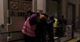 Copertina di Torino, attivisti di Extinction rebellion murano l’ingresso dell’assessorato: “Ci dicano come dimezzare emissioni, basta dichiarazioni vuote”