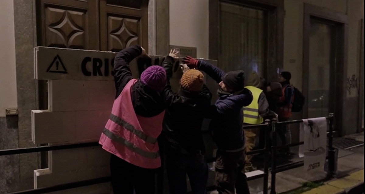 Torino, attivisti di Extinction rebellion murano l’ingresso dell’assessorato: “Ci dicano come dimezzare emissioni, basta dichiarazioni vuote”