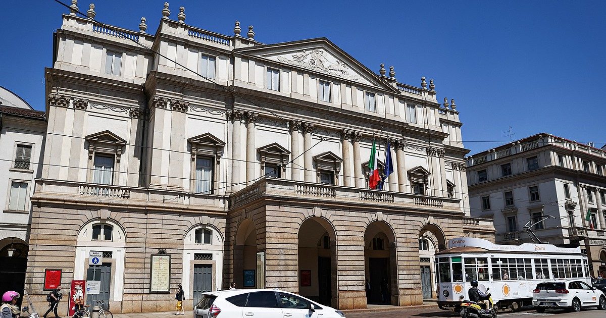 Vernice contro l’ingresso del Teatro alla Scala, bloccati cinque attivisti di Ultima generazione