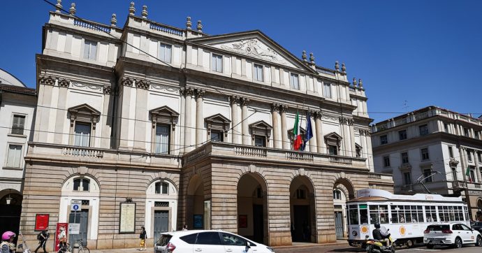 Vernice contro l’ingresso del Teatro alla Scala, bloccati cinque attivisti di Ultima generazione