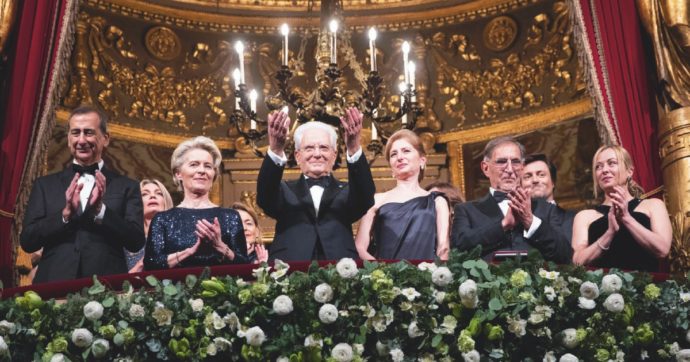 Ovazione infinita per Mattarella Giorgia sale nella “Scala” sociale