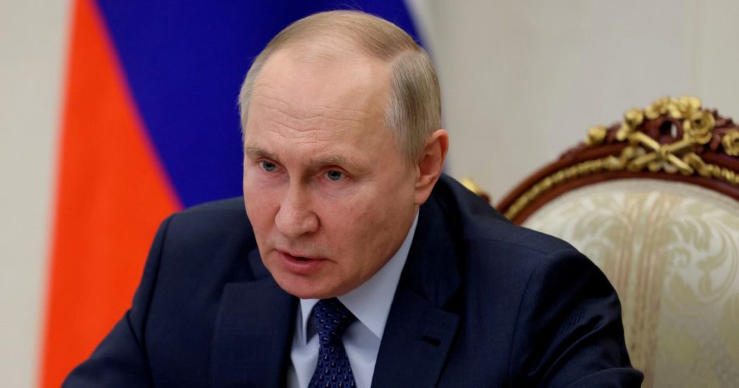 Ucraina, Putin: “Tutti i conflitti finiscono con un negoziato. Patriot obsoleti”. A Mariupol “altre 10mila nuove tombe”