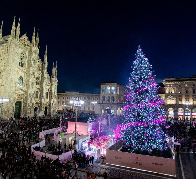 Milano, 5mila persone per l’accensione dell’albero di Natale in piazza Duomo con dj set: è fucsia e porta la firma di Veralab – VIDEO