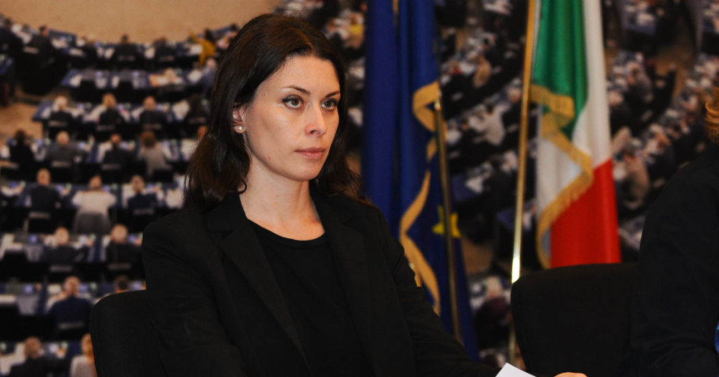 Porte girevoli, il M5s presenta un report a Bruxelles: “La Commissione Ue istituisca un Comitato per vigilare sui conflitti d’interesse”