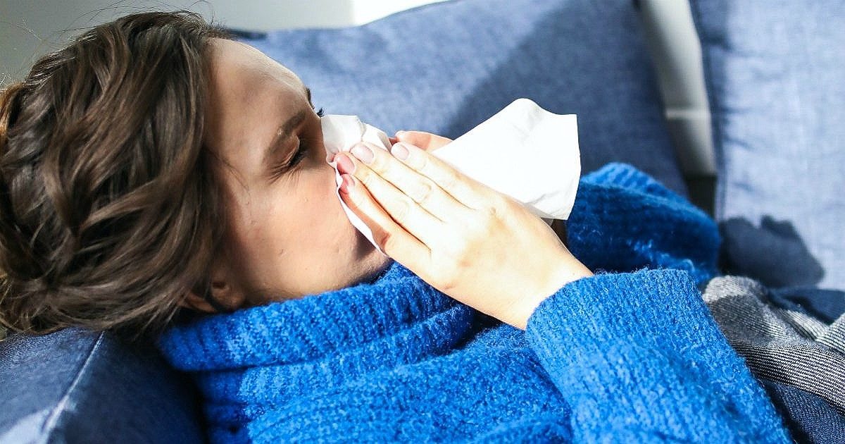 Si soffia il naso sotto la doccia e finisce in ospedale perché l’aria è finita nel cranio: l’incredibile caso studio e i consigli degli esperti