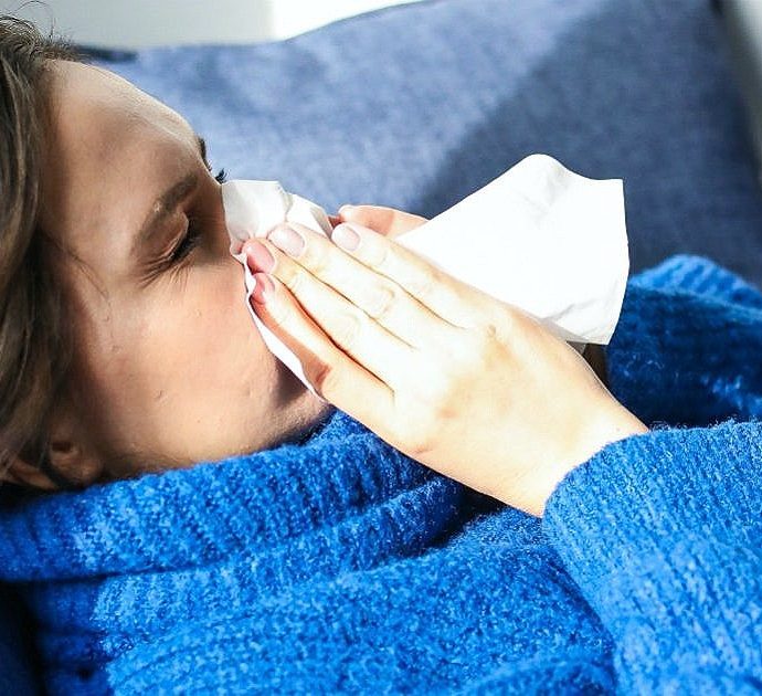 Si soffia il naso sotto la doccia e finisce in ospedale perché l’aria è finita nel cranio: l’incredibile caso studio e i consigli degli esperti